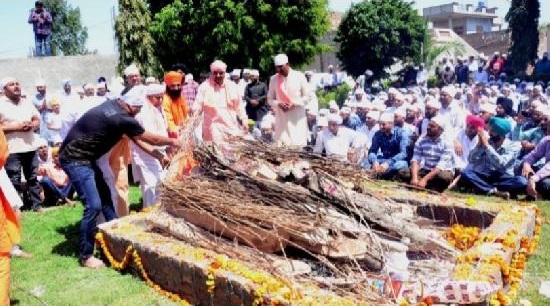 Thousands of humble eyes gave the final farewell to Sant Baba Mukhtiyar Singh of Dera Bhajangarh