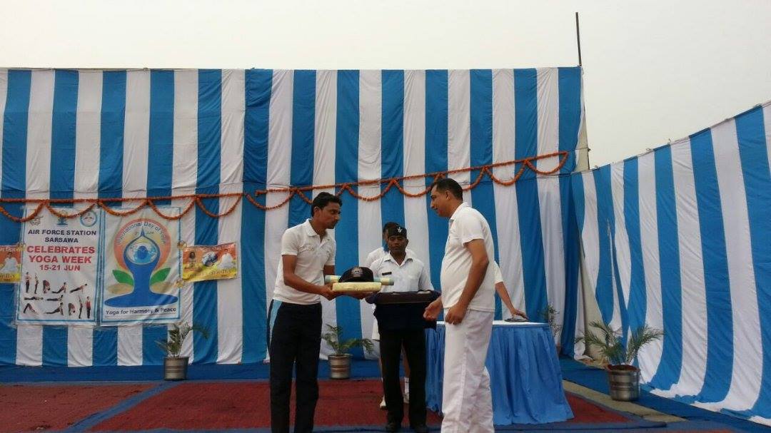 Manoj Kamboj getting momento for his contribution
